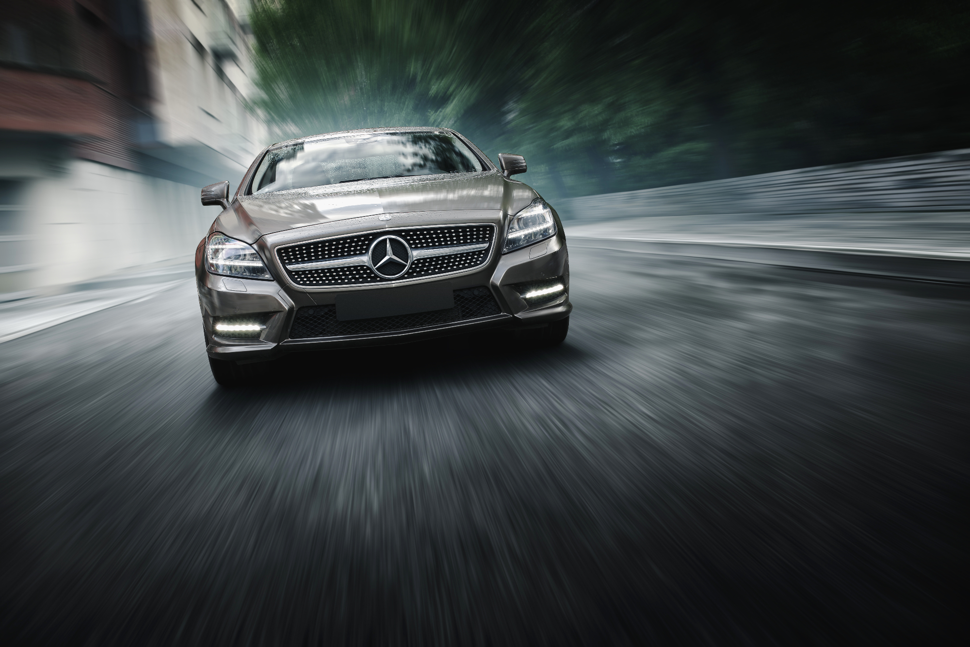 Ponovno vozi avtomobil Mercedes Benz, katerega je najbolj navajena